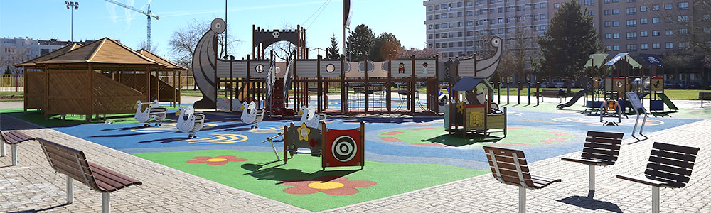 Parco giochi inclusivo con pavimentazione accessibile 